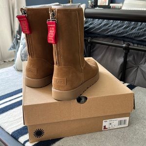 UGG WOMENS CLASSIC SHORT LOGO ZIP BOOTS / CLASSIC UGG CHESTNUT COLOR.